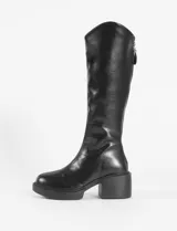 Botas bucaneras negras de cuero sintético con plataforma y taco cuadrado.