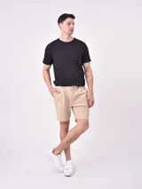 Bermuda color beige con cintura elastizada y cordón ajustable.