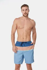 Bermuda de baño celeste con rayas horizontales en tonos azul y verde.