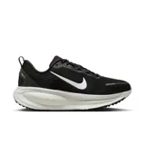 Championes de running Nike Vomero 18, color negro con detalles en blanco.