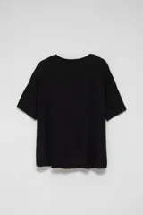 Remera negra de viscosa con cuello en V y mangas cortas.