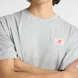 Remera gris de mangas cortas con logo de New Balance en el pecho.