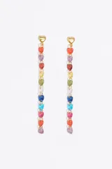 Aretes colgantes dorados con múltiples corazones facetados de colores que simulan un arcoíris. El cierre es a presión.