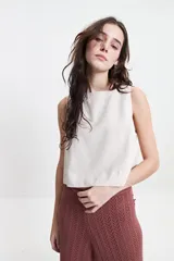 Musculosa color verde lima de lino con escote redondo.