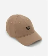 Gorra color beige con bordado frontal de las letras 'NY' en negro.