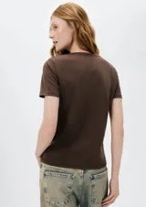 Remera gris de corte clásico, con cuello en V y mangas cortas.
