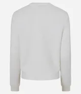 Cardigan de punto blanco, con cuello redondo, manga larga y cierre frontal de botones dorados. Posee dos bolsillos cuadrados en la parte delantera inferior.