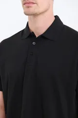 Remera manga corta verde con cuello polo y tapeta con botones.