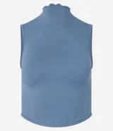 Blusa color beige, sin mangas, con cuello alto y confeccionada en tejido de poliamida seamless.