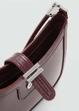 Bolso tipo baguette color bordó charolado, con asa corta, forro interior y cierre de imán.