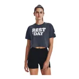 Remera corta Under Armour color gris oscuro con estampado frontal de la frase "REST DAY" en letras blancas con borde difuminado.