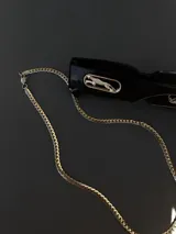 Conjunto de gafas de sol Jaguar en dorado y negro, con cadena enchapada en oro de 18k.
