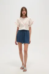 Short azul de viscosa con cintura elastizada y corte holgado.