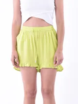 Short color rojo con cintura elastizada y cordón ajustable. Presenta volados en el ruedo.