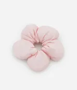 Accesorio para el pelo tipo scrunchie puffer con forma de flor color rosa.