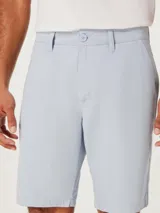 Bermuda celeste de corte chino con dobladillo.