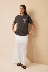 Remera negra de algodón con estampa en la espalda que incluye una bota de cowboy, cerezas, un sombrero y las frases "Lucky Club!" y "Cool Life".