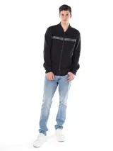 Buzo bomber negro con cierre y detalles distintivos de Calvin Klein, confeccionado en tejidos de algodón y poliéster.