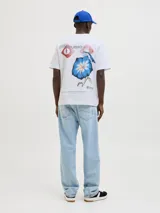 Camiseta blanca de manga corta y cuello redondo con calce holgado. Estampa pequeña en el pecho y estampa grande en la espalda con print de goma de tacto suave.
