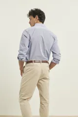 Camisa celeste a rayas verticales blancas, de corte clásico y manga larga.