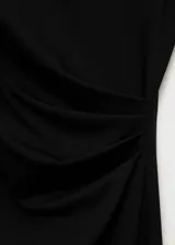 Vestido midi negro sin mangas, con cuello alto asimétrico, diseño entallado y cintura drapeada.