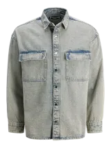 Sobrecamisa celeste de denim con cuello con solapa, cierre con botones, bolsillos en el pecho y corte amplio.