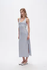 Vestido midi negro de poliéster, con breteles finos, escote halter y corte ajustado al cuerpo.