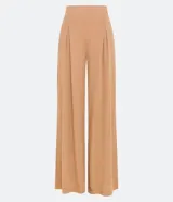 Pantalón recto color ocre, de tejido rib con textura acanalada y pliegues en la cintura.