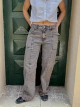 Pantalón de jean recto de tiro medio color gris oscuro con costuras verticales.