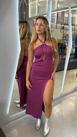 Vestido magenta largo con escote halter, abertura en el pecho y tajo lateral.