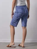 Bermuda estampada azul con diseño de líneas verticales blancas, marca Zac & Rachel. Tiene pretina ancha elastizada.