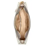 Cartera Guess modelo Noelle II, tipo baguette, con estampado del logo de la marca en tonos beige y correa de hombro ajustable en color blanco. Incluye llavero colgante con el logo de Guess en dorado.