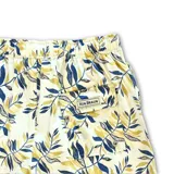 Short de baño blanco con estampado de hojas en tonos azul y verde. Tiene elástico en la cintura, cordón ajustable, tres bolsillos y mesh interior hipoalergénico.