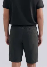 Bermuda color beige de sarga con cintura elastizada y cordón ajustable.