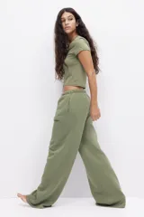 Pantalón de jogging verde oliva, de corte amplio, con cintura elástica ajustable con cordón y bolsillos laterales.