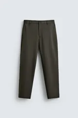 Pantalón regular fit color azul marino, confeccionado en tejido elástico. Cuenta con bolsillos frontales, bolsillos traseros de vivo con botón y cierre frontal con cremallera y botón.