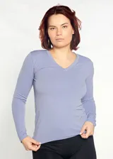 Camiseta de manga larga color lila con escote en V.