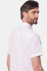 Camisa celeste de lino y algodón, de manga corta, con cuello abotonado y bolsillo en el pecho.