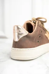 Zapatilla color marrón de cuero legítimo, con diseño simple y cómodo para uso diario.