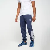 Pantalón de jogging azul marino con paneles laterales en gris, cintura elástica con cordón ajustable y logo de Umbro bordado en la pierna izquierda.
