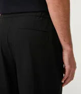 Pantalón de vestir negro, de corte slim cropped, con cintura elástica, cierre con cremallera y bolsillos laterales.