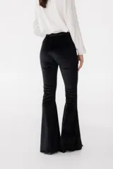 Pantalón Oxford acampanado de terciopelo color marrón.