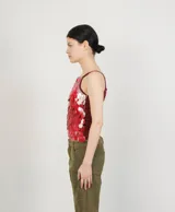 Top rojo con lentejuelas grandes y tirantes finos.