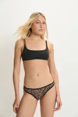 Bombacha vedetina color marrón con estampado animal print y detalle de puntilla negra.