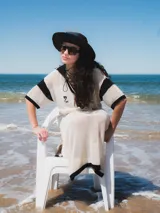 Remerón tejido color marrón con calados y cuello estilo camisa.