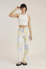 Remera musculosa negra de algodón.