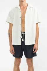 Short azul marino de lino premium con cintura elástica, cordón de algodón y bolsillos laterales.