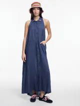Vestido largo sin mangas confeccionado en lino, color azul, con cuello camisero y espalda descubierta con ajuste regulable.