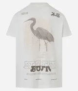 Remera blanca de algodón, corte comfort, con cuello redondo y mangas cortas. Estampa en la espalda con una garza, texto en japonés y la frase "flow like the wind".