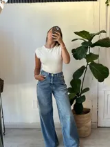 Pantalón de jean celeste, corte wide leg, con cintura elastizada.